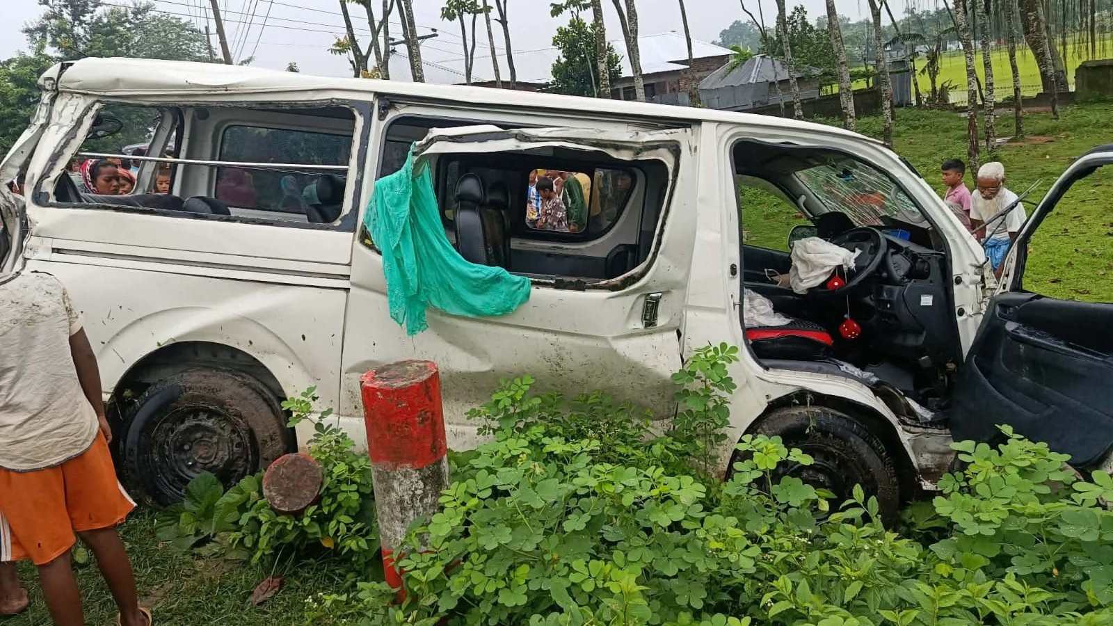 বিয়ে শেষে কনেকে নিয়ে ফেরার পথে মাইক্রোবাস খাদে, শিশুসহ নিহত ২